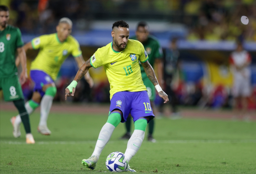 刷新纪录引发热议！，内马尔在拜仁比赛中险胜比赛高潮迭起的简单介绍