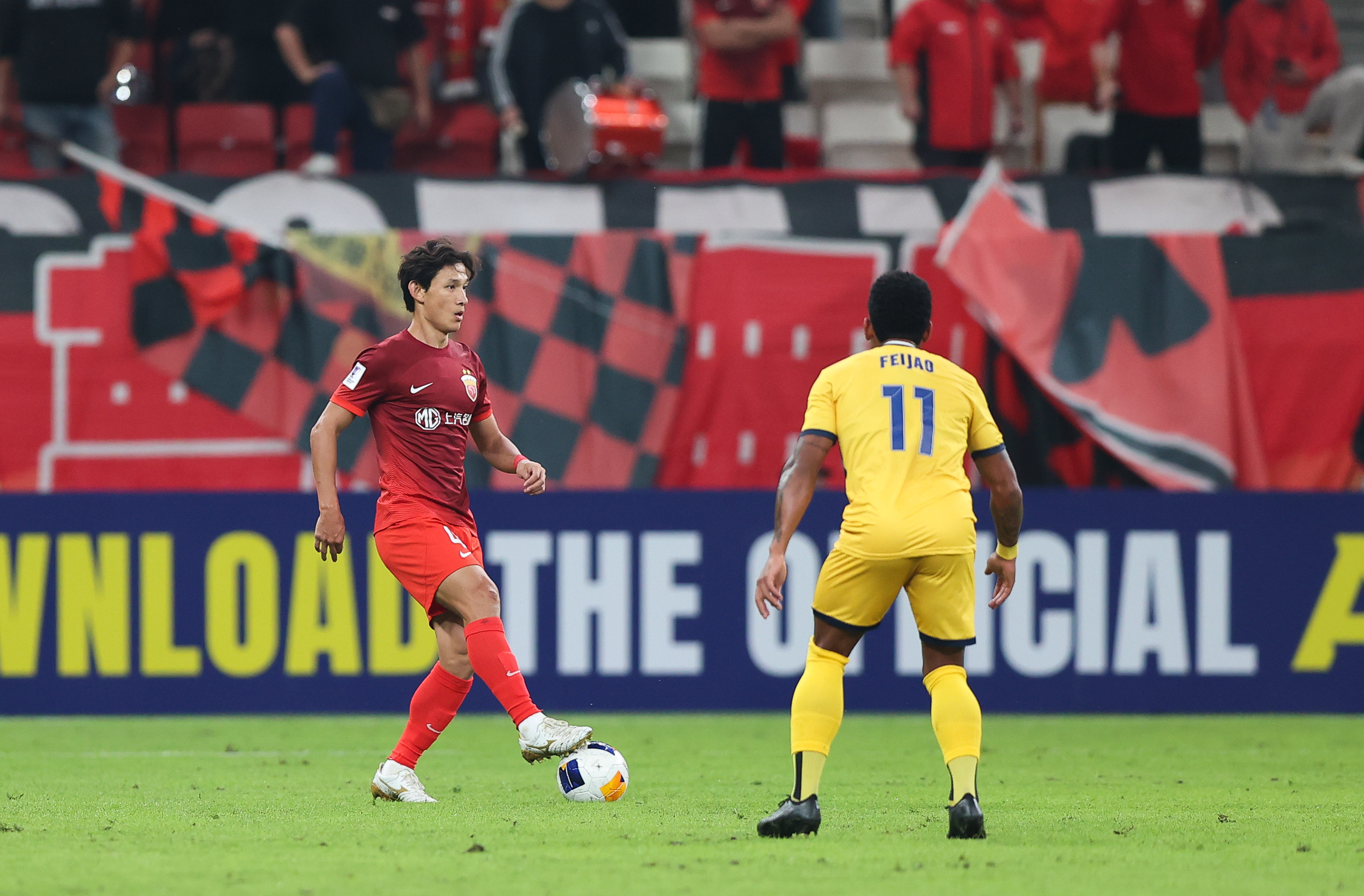 问鼎娱乐- 上海海港迎全明星赛关键赛，关键时刻回应争议，话题不断，赛程密集仍需轮换