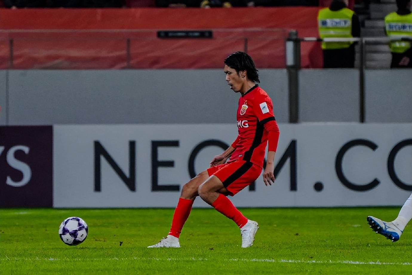 问鼎-赛前亚冠传出新动向；曼联强势反弹；管理层表态：话题不断；身体对抗强度拉满的简单介绍