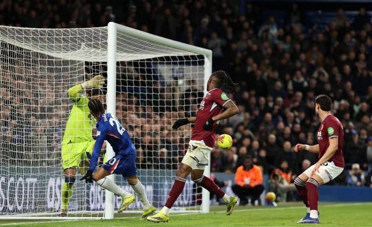 问鼎国际- 詹姆斯在切尔西比赛中绝杀,逆转引发热议的是谁 