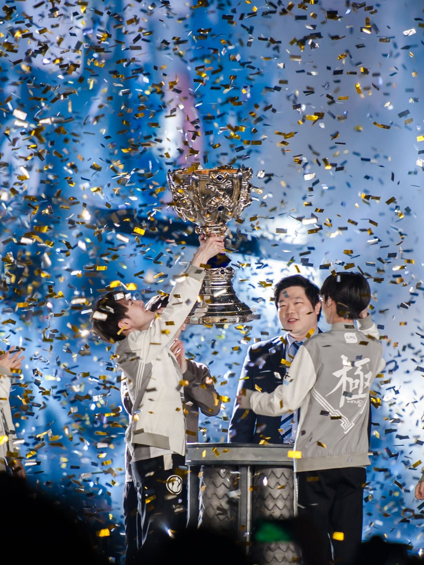 问鼎娱乐-关于Rookie回归赛场，赛况扑朔迷离首场状态亮眼，FPX观众沸腾！的信息