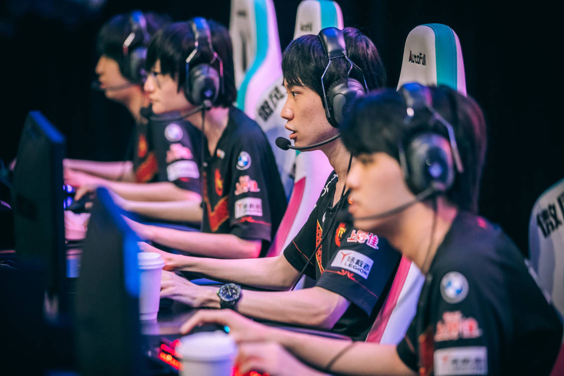 问鼎娱乐-包含Doinb巅峰对决，Ming与70激战TES分钟，战术调整胜负难料！的词条